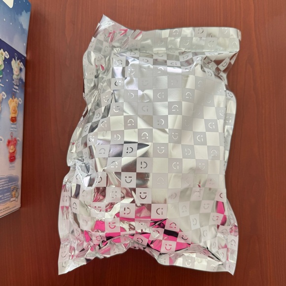 MINISO Disney Mickey Head in The Clouds Vinyl Plush Pendant Keychain - Red Cloud - Picture 4 of 10